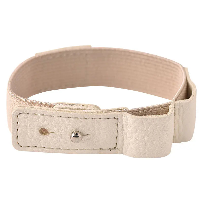 Handy for keeping your book shut in your bag, this bookband is made with an elastic band adorned with the Hobonichi “Hobo” logo. There are two different holes to fit the clasp so you can still use it if your book becomes thicker.
Included in the bookband are slots to store two pens, and the bands come in six colors. (Classic uses natural leather and will grow darker over continued use.)