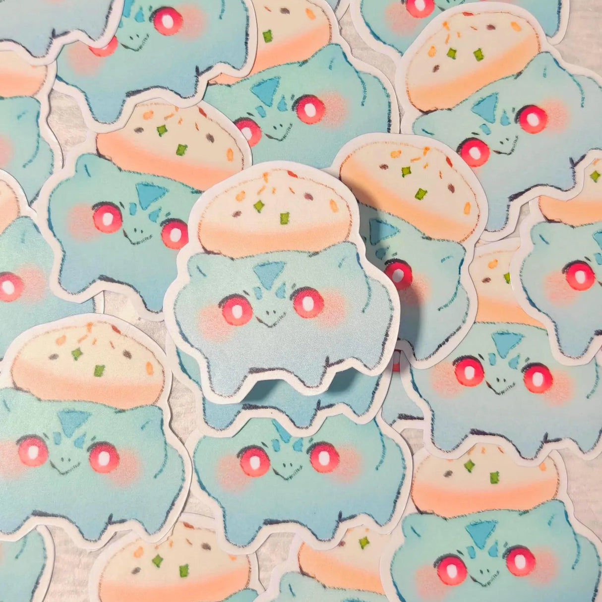 This is a glossy vinyl die-cut paper sticker, illustrated and made in-house by me. It's waterproof and ideal for decorating hard surfaces like laptops, water bottles, and phone cases, adding a cute touch to your belongings.
Material: premium glossy waterproof vinyl