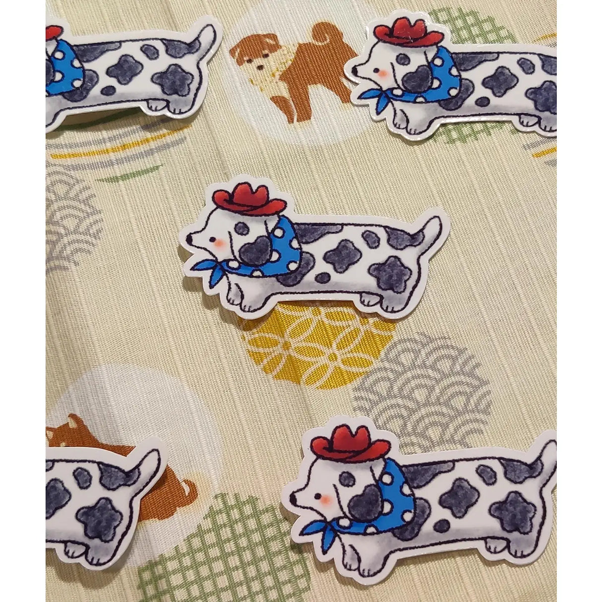 This is a glossy vinyl die-cut paper sticker, illustrated and made in-house by me. It's waterproof and ideal for decorating hard surfaces like laptops, water bottles, and phone cases, adding a cute touch to your belongings.
Material: premium glossy waterproof vinyl