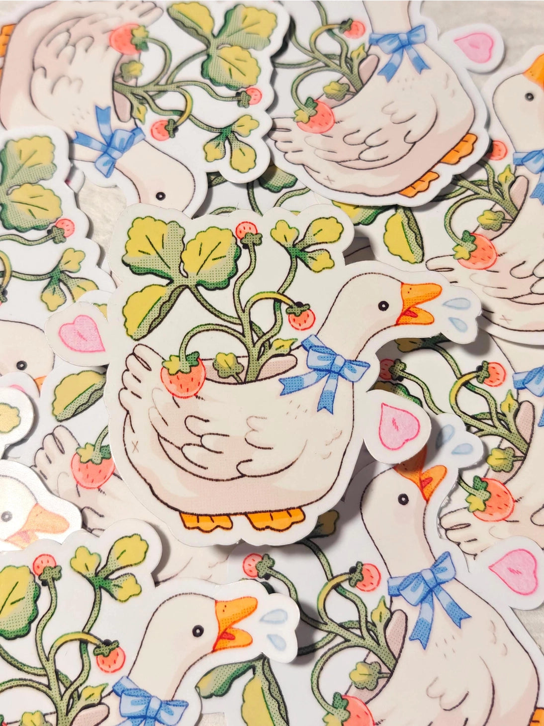 This is a glossy vinyl die-cut paper sticker, illustrated and made in-house by me. It's waterproof and ideal for decorating hard surfaces like laptops, water bottles, and phone cases, adding a cute touch to your belongings.
Material: premium glossy waterproof vinyl