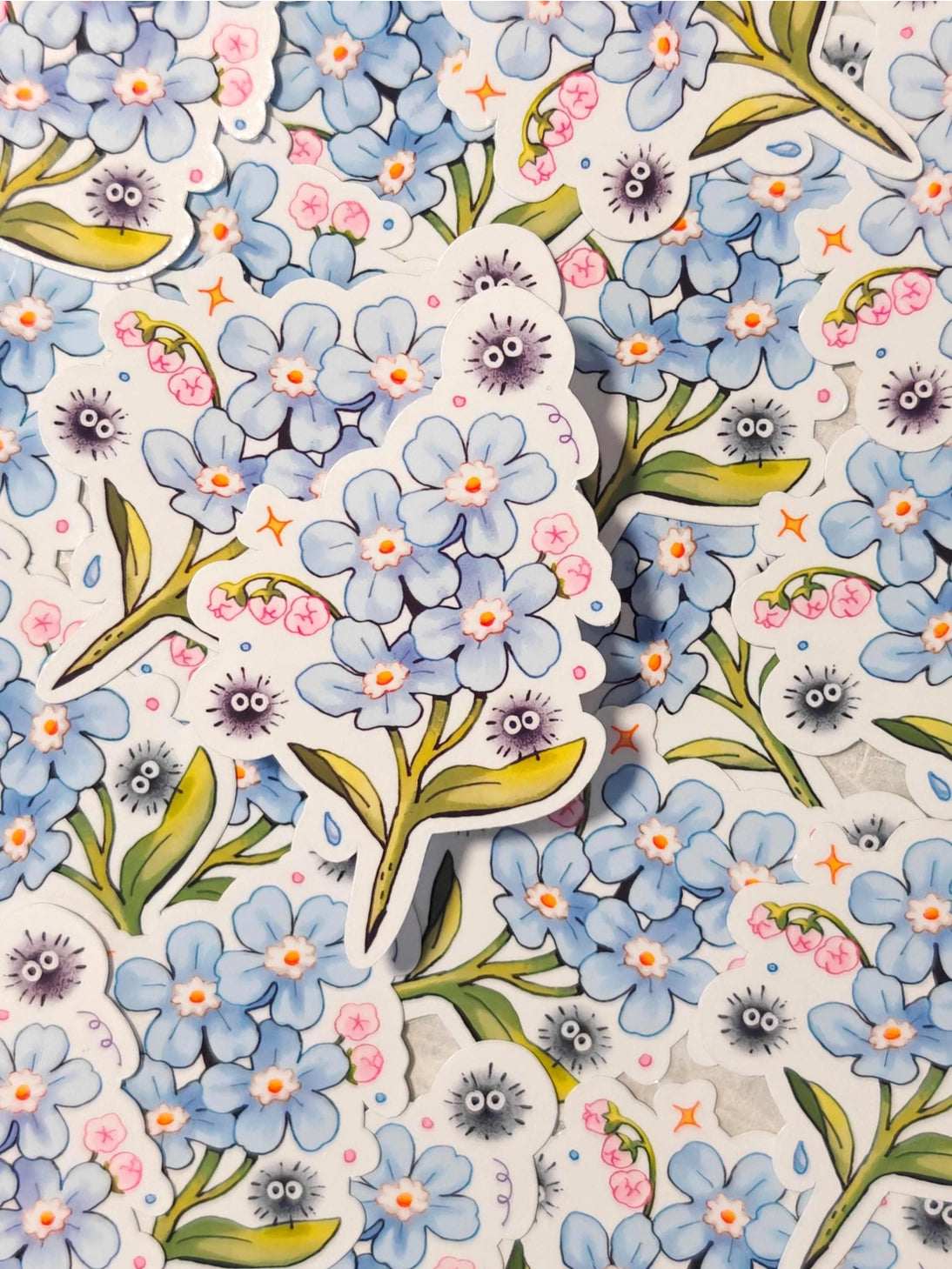 This is a glossy vinyl die-cut paper sticker, illustrated and made in-house by me. It's waterproof and ideal for decorating hard surfaces like laptops, water bottles, and phone cases, adding a cute touch to your belongings.
Material: premium glossy waterproof vinyl
