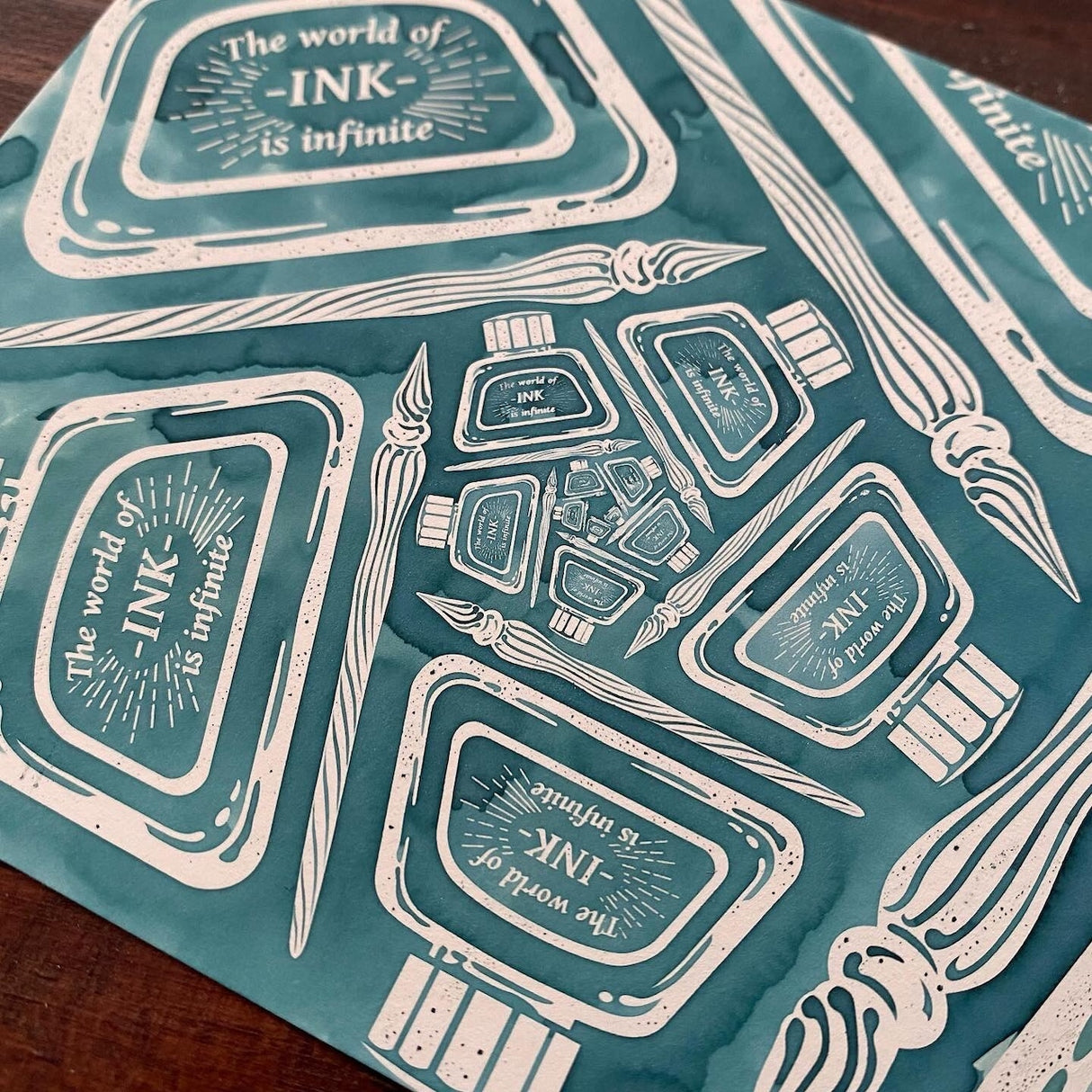 Designed by Horirium, who is familiar to stationery fans as a designer of decorative manuscript paper, drew an infinite pattern of an ink swamp.
These are best used with water-based inks in general, but dye inks are more suitable than pigment inks (they are easier to refresh cleanly). In rare cases, some inks are difficult to reject, so please try them out before using them.
Includes:
Body size: 100x148mm (postcard size)
Material: Paper (1 pack of 5 sheets)
