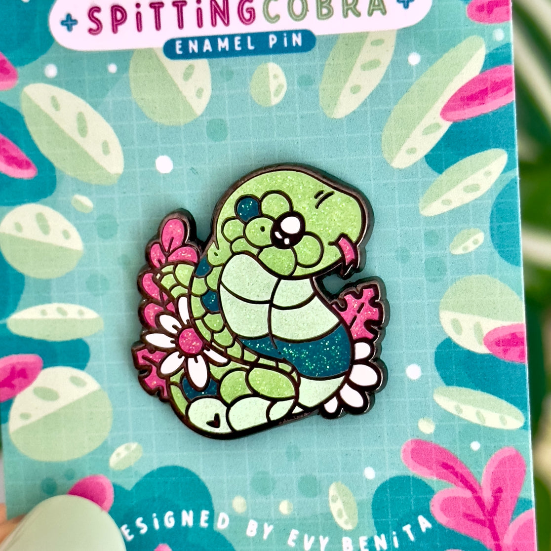 Pin de esmalte con purpurina de cobra escupidora de Java