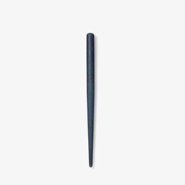 A nib holder that emerged from our desire to create a tool that inspires a lifetime of use, bringing joy to our hands and soul. From the timeless material to the comfortable thickness, form and length, each and every detail has been carefully considered to create a perfect fit. The 7-inch length is similar to that of a standard pencil. Designed to universal specifications to fit all standard nibs, the nib holder will travel with you for a lifetime of writing.
A nib holder crafted from Japanese cherry