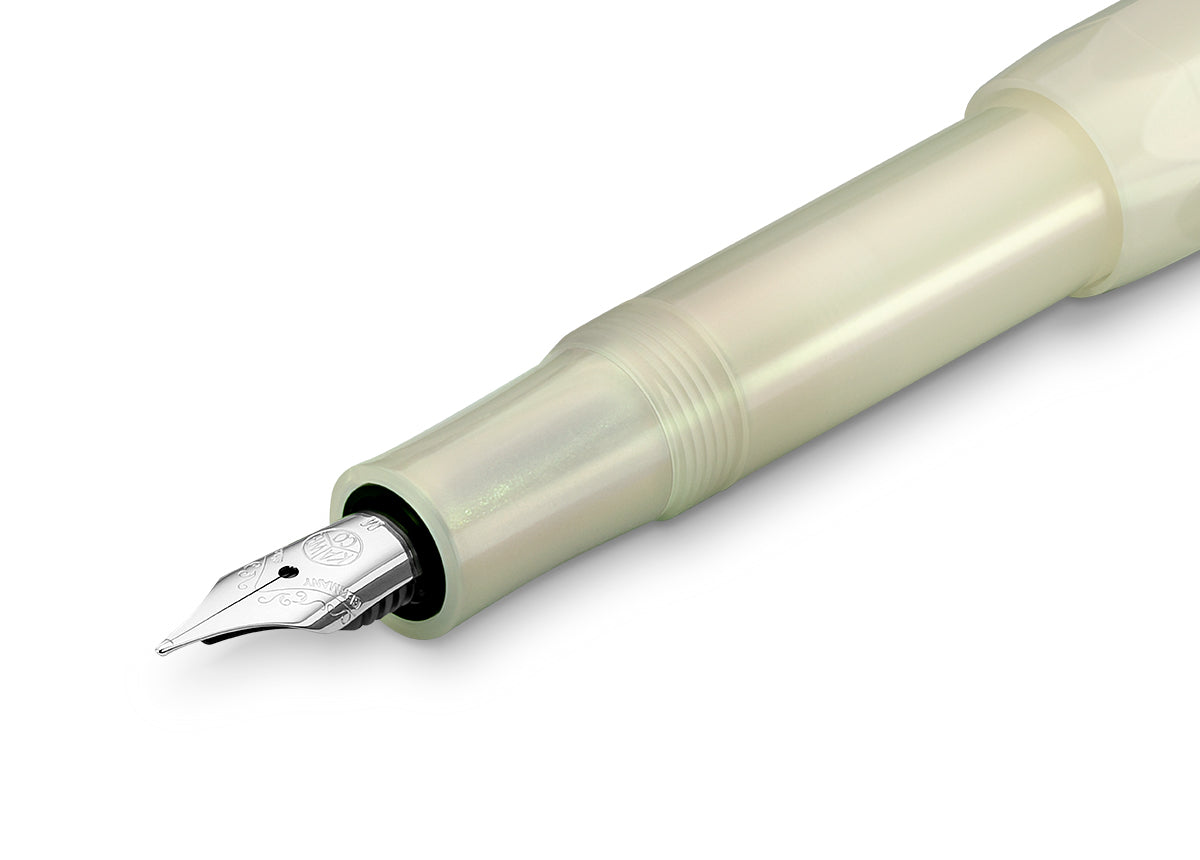 Kaweco LUNAR SPORT Fountain Pen Light Green
Houston, we have a new series: the new LUNAR SPORT dares to take the first step into the Kaweco standard range.