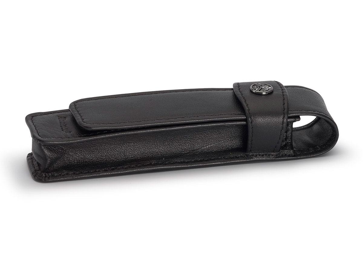 Minimalist and protective flap pouch made of black leather for one standard-sized pen.
The genuine leather pouch is easy to close with a tab. The soft leather encloses your Kaweco favourites and guarantees protection from scratching. You can carry one standard-sized writing instrument in this pouch.
An elegant black logo coin and the embossed Kaweco lettering adorn the flap pouch and complete the simple, discreet design.