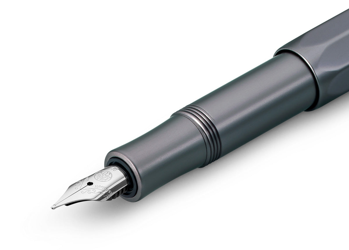 Our AL Sport fountain pen anthracite is a pen to behold. The silky, glossy surface in a warm grey tone has an expressive and noble appeal. It is a perfect accessory for everyday use in the office, daily life, and leisure.
The metallic body is made of high-quality aluminium and grants an unique haptic experience. Its fine surface imparts elegance.
This pocket fountain pen only measures 10.5 cm when closed and is, therefore, a perfect everyday pen. When the cap is attached, the pen grows to a standard size