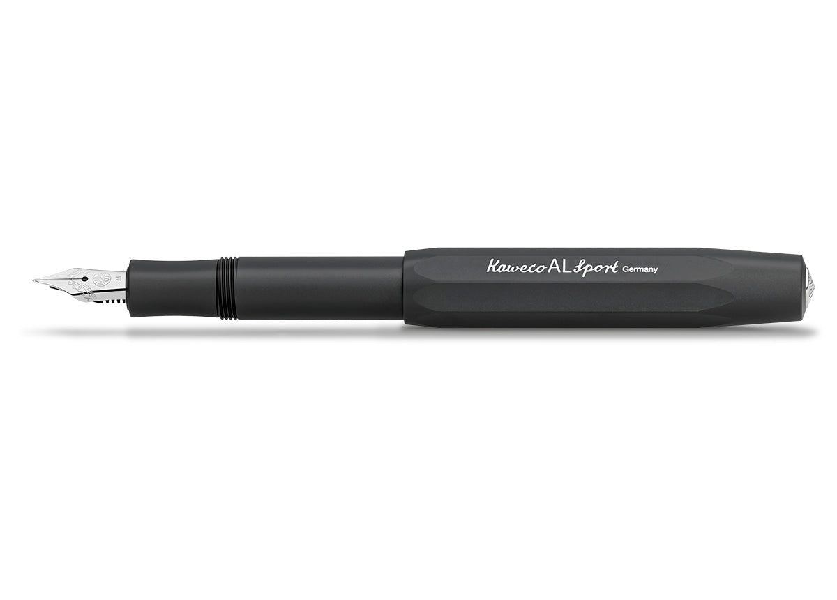 All black everything – our fountain pen in black performs brilliantly in any situation. The black pen with an elegant, matt surface can be combined with various notebooks, papers and other accessories.
The metallic body is made of high-quality aluminium and grants an unique haptic experience. Its fine surface imparts elegance.
This pocket-sized fountain pen only measures 10.5 cm when closed and is, therefore, a perfect everyday pen. When the cap is attached, the pen grows to a standard size of 13 cm