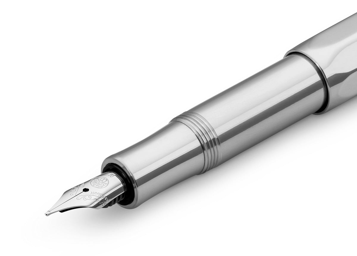 Thanks to the untreated aluminium, the AL Sport fountain pen Raw quickly develops an individual patina. The metallic body is made of high-quality aluminium and grants an unique haptic experience. Its fine surface imparts elegance.
This pocket-sized fountain pen only measures 10.5 cm when closed and is, therefore, a perfect everyday pen. When the cap is attached, the pen grows to a standard size of 13 cm. Thanks to its light weight and small size, it’s a great pen for on the go.
You can individualize your