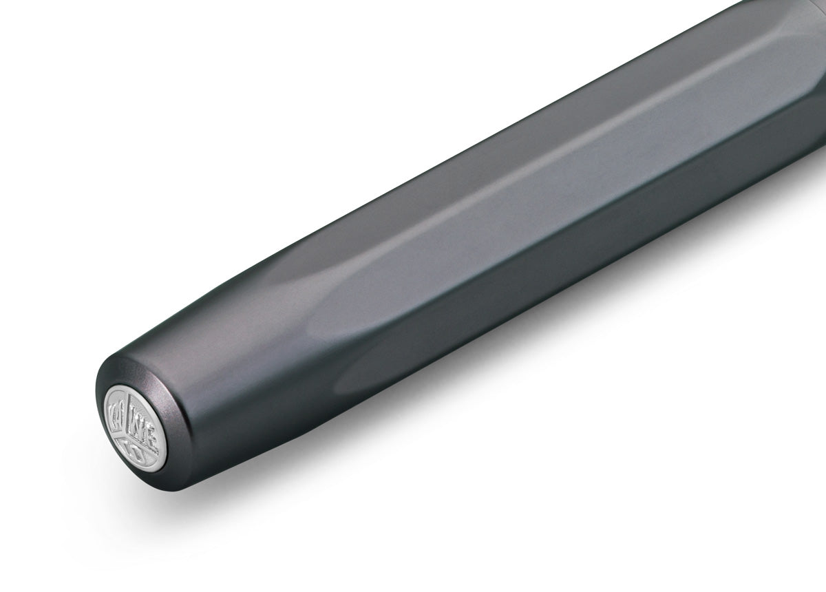 Contemporary design made of high-quality aluminium for an incomparable writing feel.
Our AL Sport roller ball anthracite is a pen to behold. The silky, glossy surface in a warm grey tone has an expressive and noble appeal. It is a perfect accessory for everyday use in the office, daily life, and leisure.
The metallic body is made of high-quality aluminium and grants an unique haptic experience. Its fine surface imparts elegance.
The Kaweco Sport was created in 1911. The pocket-sized roller ball pen only