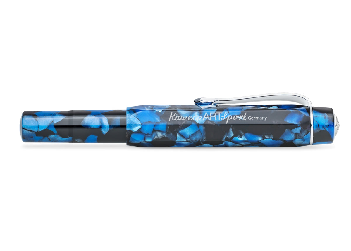 The Kaweco sports model in a nostalgic look
An excellent writing experience in its most impressive way – the Kaweco Art Sport fountain pen in the colour Pebble Blue bursts with timeless elegance. The interplay of the deep black and the blue shimmering inlays makes the writing instrument made from high-quality acrylic a particularly noble collectible and eye-catcher. The different intensities of the blue shade and the glossy, highly polished surface create a fascinating excitement and depth. Unique textures