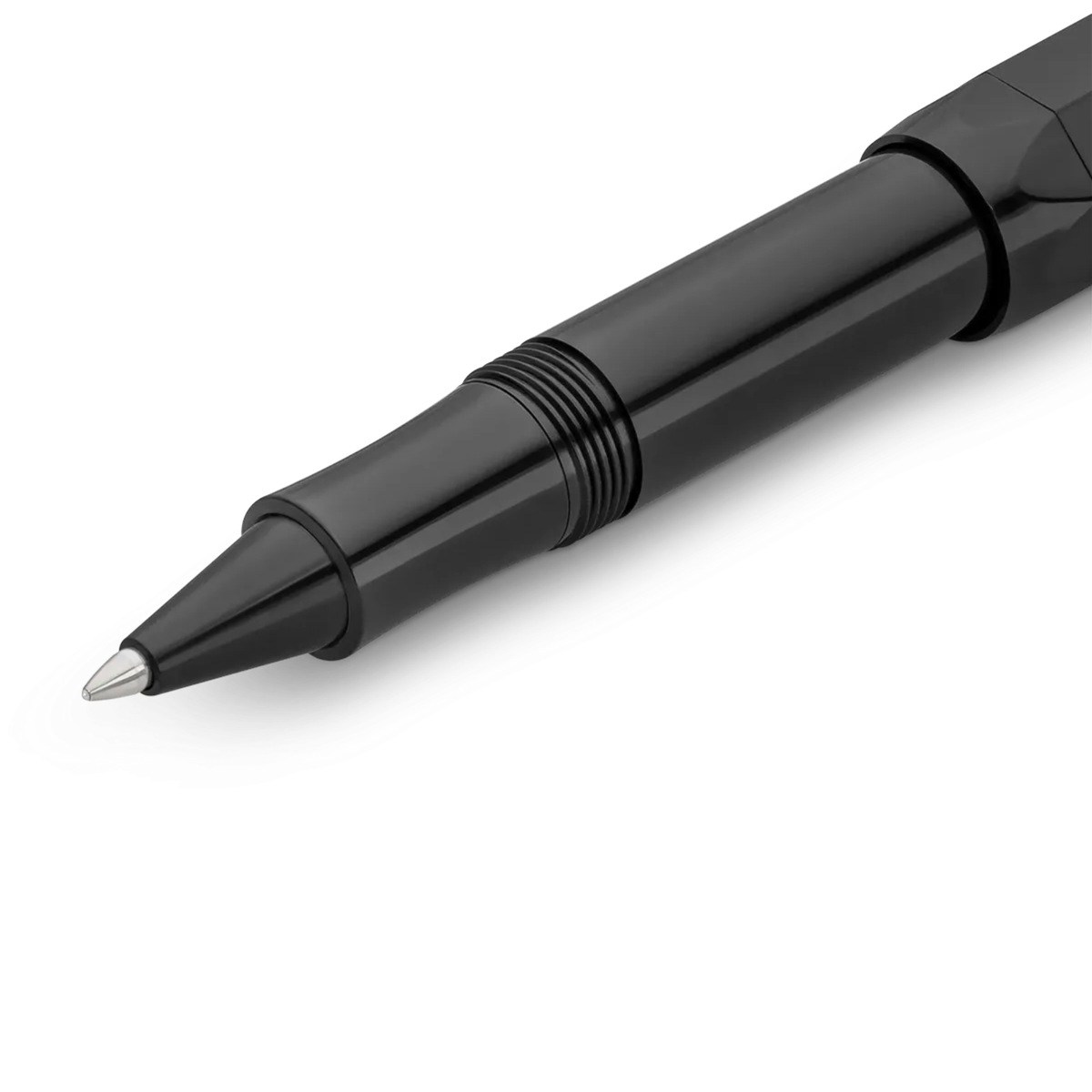 Kaweco CLASSIC SPORT Rollerball - Black
All black everything - our rollerball in black cuts a fine figure with everything. Elegant and classic, the colour can be combined with various notebooks, papers and other accessories.
The Kaweco Sport has been around since 1911. The rollerball for the bag has a size of only 10.5 cm when closed and grows to a normal size of 13 cm with the cap on.
The invention of the rollerball enables particularly easy and gliding writing. The gel flows uninterruptedly over the ce