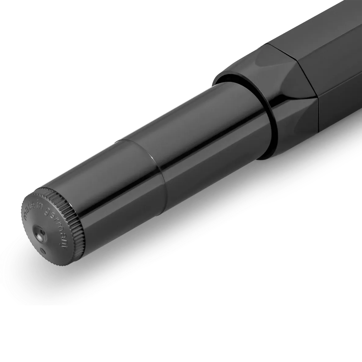Kaweco CLASSIC SPORT Rollerball - Black
All black everything - our rollerball in black cuts a fine figure with everything. Elegant and classic, the colour can be combined with various notebooks, papers and other accessories.
The Kaweco Sport has been around since 1911. The rollerball for the bag has a size of only 10.5 cm when closed and grows to a normal size of 13 cm with the cap on.
The invention of the rollerball enables particularly easy and gliding writing. The gel flows uninterruptedly over the ce