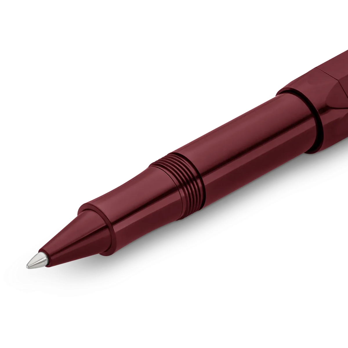 Kaweco CLASSIC SPORT Rollerball - Bordeaux
Timelessly beautiful - in the current trend colour bordeaux, the rollerball of the Classic Sport series looks both classic and modern. On point here is the combination with golden elements, which convey a particularly nostalgic charm.
The Kaweco Sport has been around since 1911. The rollerball for the bag has a size of only 10.5 cm when closed and grows to a normal size of 13 cm with the cap on.
The invention of the rollerball enables particularly easy and glidi