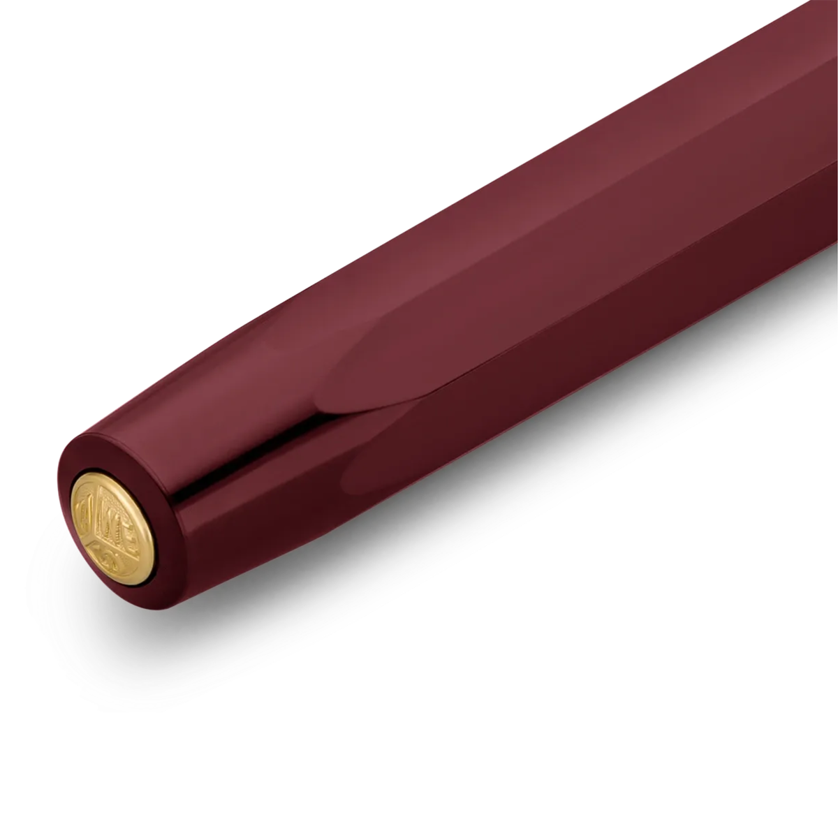 Kaweco CLASSIC SPORT Rollerball - Bordeaux
Timelessly beautiful - in the current trend colour bordeaux, the rollerball of the Classic Sport series looks both classic and modern. On point here is the combination with golden elements, which convey a particularly nostalgic charm.
The Kaweco Sport has been around since 1911. The rollerball for the bag has a size of only 10.5 cm when closed and grows to a normal size of 13 cm with the cap on.
The invention of the rollerball enables particularly easy and glidi
