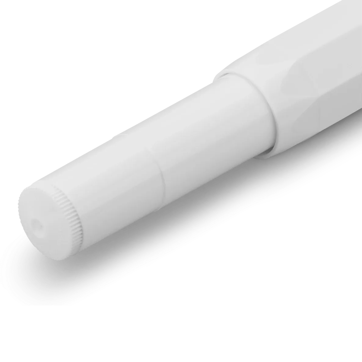 Kaweco CLASSIC SPORT Rollerball - White
For those who like it minimalist, there is the Kaweco Classic Sport Rollerball in the color white. Elegant and classic, the colour can be combined with various notebooks, papers and other accessories.
The Kaweco Sport has been around since 1911. The rollerball for the bag has a size of only 10.5 cm when closed and grows to a normal size of 13 cm with the cap on.
The invention of the rollerball enables particularly easy and gliding writing. The gel flows uninterrupt