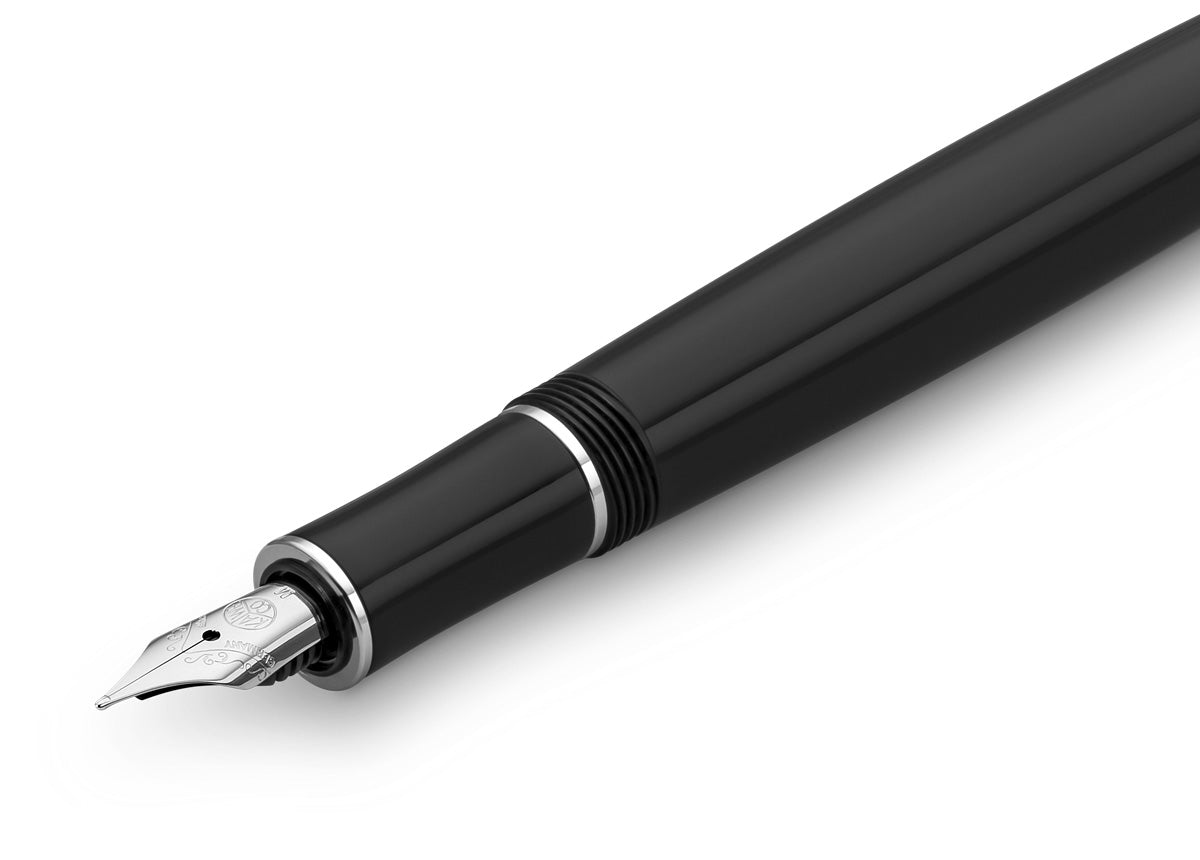 The decorative elements and proportions are based on those of the golden 1920s. This treasure of the German heyday of art, culture and science has been preserved in detail.
The fountain pen consists of more than 20 individual parts. Cap, shaft and grip section, are made of deep black acrylic (PMMA) and polished and assembled by hand.
You can choose between five nib sizes, ranging from extra fine (EF) to extra broad (BB). All nibs are made in Germany. It contains a Royal Blue ink cartridge as standard.
Ma