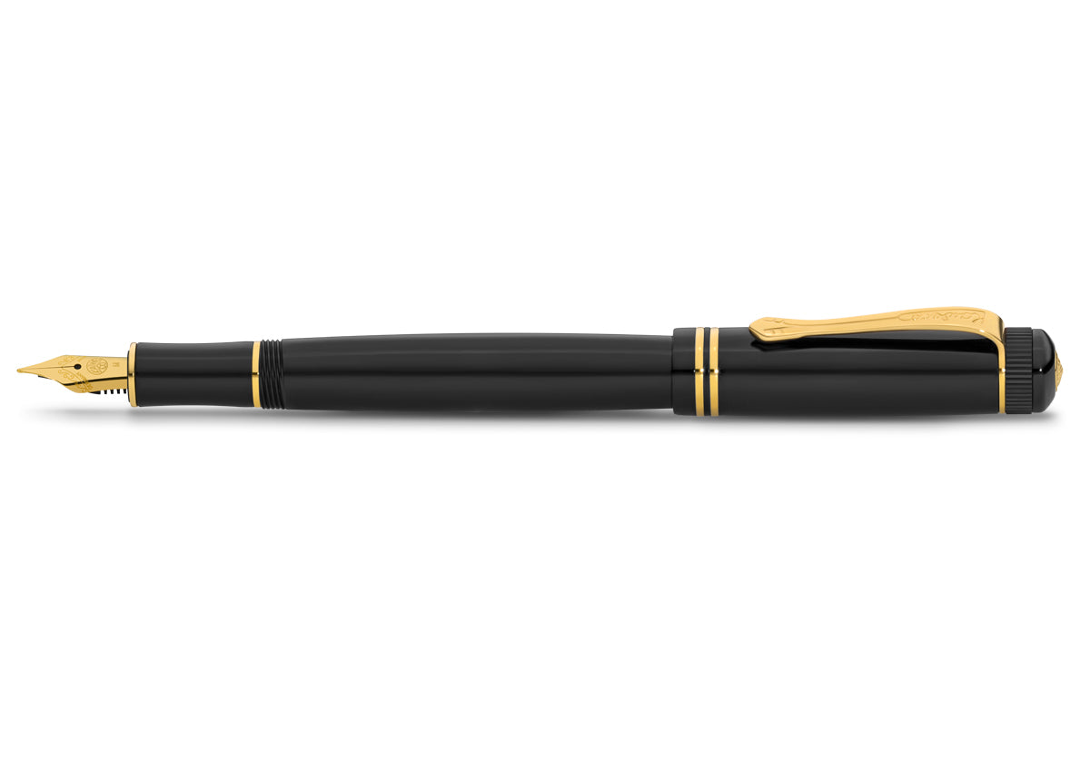 The decorative elements and proportions are based on those of the golden 1920s. This treasure of the German heyday of art, culture and science has been preserved in detail.
The fountain pen consists of more than 20 individual parts. Cap, shaft and grip section, are made of deep black acrylic (PMMA) and polished and assembled by hand.
You can choose between five nib sizes, ranging from extra fine (EF) to extra broad (BB). All nibs are made in Germany. It contains a Royal Blue ink cartridge as standard.
Ma