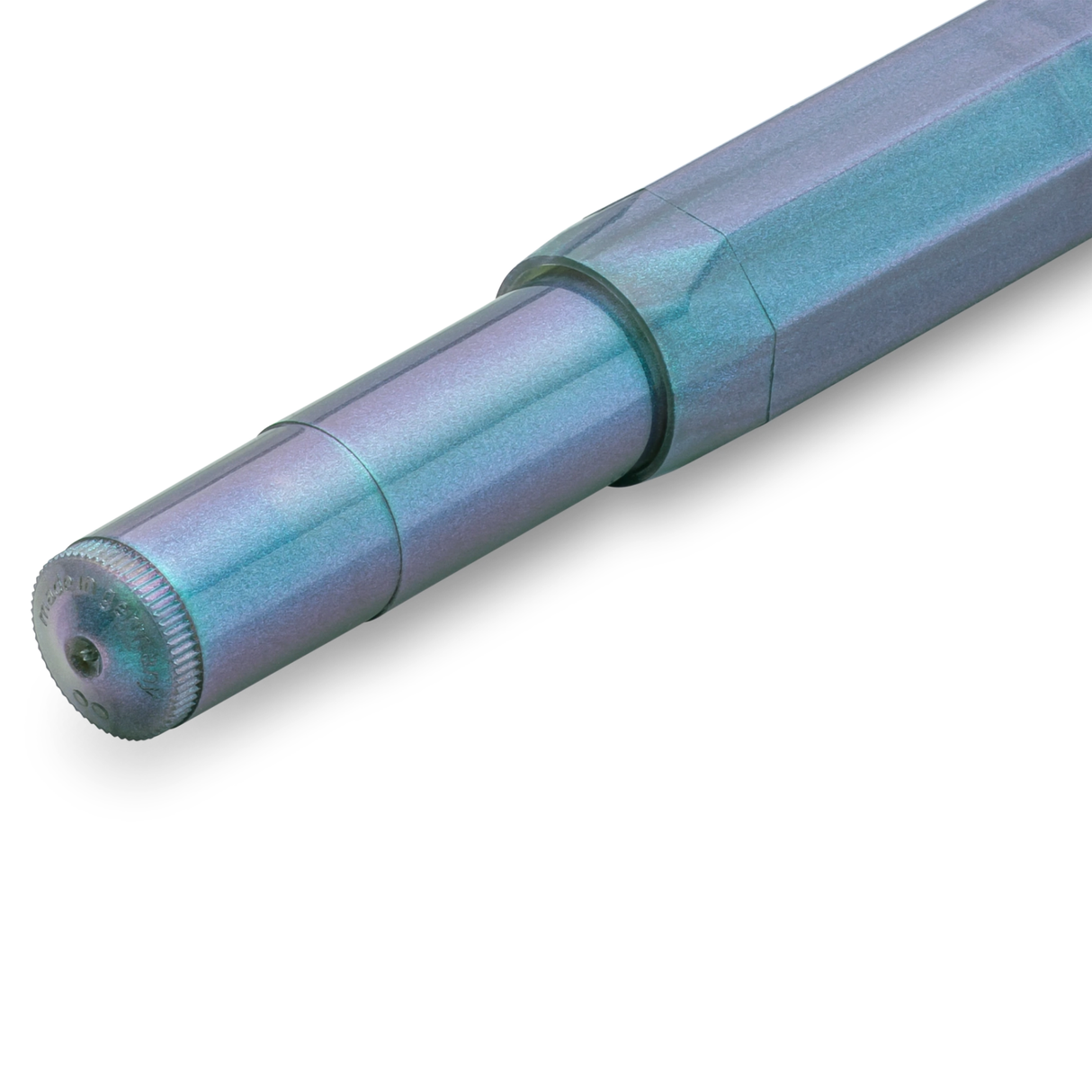 Mysterious as the moon
Houston, we have a new series: the new LUNAR SPORT takes its first steps into the Kaweco standard range. Now the series sparkles again in two more magical nuances: While our Shadow Blue is reminiscent of mysterious galaxy nebulae in the space depths, the Light Blue shines with its more subtle and gentle properties, like forget-me-nots in full bloom.
Both are imbued with an intriguing, iridescent color change that makes the blue and purple hues dance on the surface of the pencil, dep