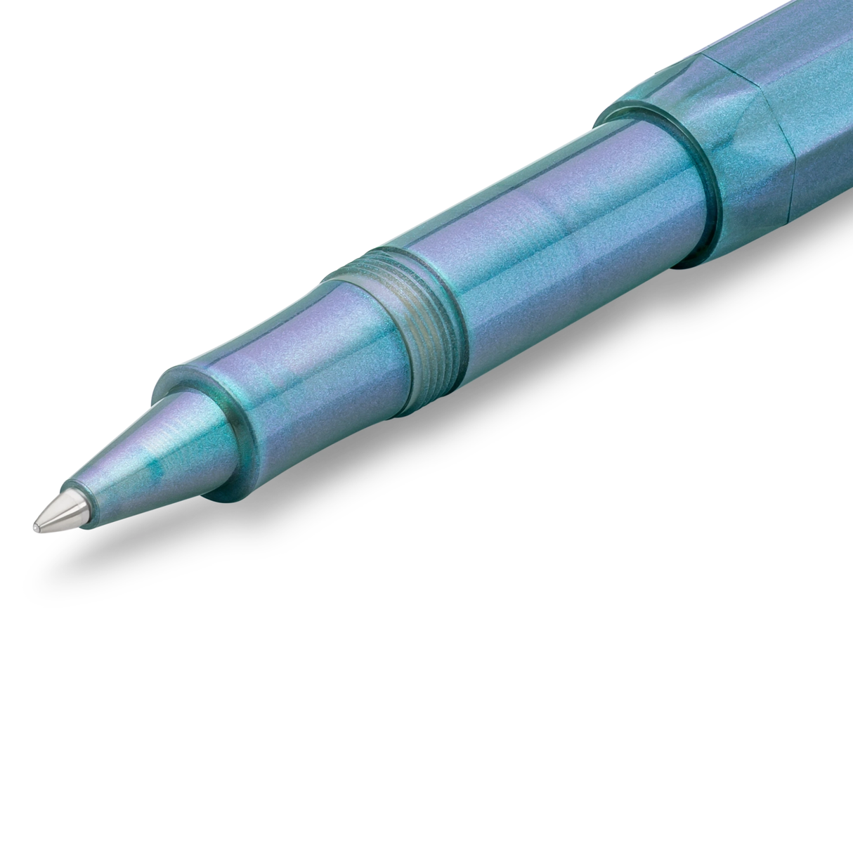 Mysterious as the moon
Houston, we have a new series: the new LUNAR SPORT takes its first steps into the Kaweco standard range. Now the series sparkles again in two more magical nuances: While our Shadow Blue is reminiscent of mysterious galaxy nebulae in the space depths, the Light Blue shines with its more subtle and gentle properties, like forget-me-nots in full bloom.
Both are imbued with an intriguing, iridescent color change that makes the blue and purple hues dance on the surface of the pencil, dep