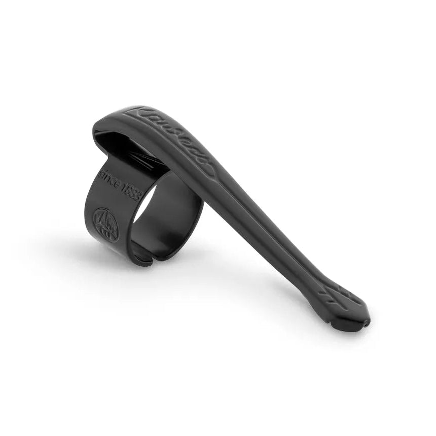 Kaweco Liliput Nostalgia Clips
The clip fits the LILIPUT model. Simply slide it open and the clip is ready for use.
Not only in function, but also visually, this accessory is an upgrade for every Kaweco.
Attention: This clip does not fit on the Liliput retractable ballpoint pen.