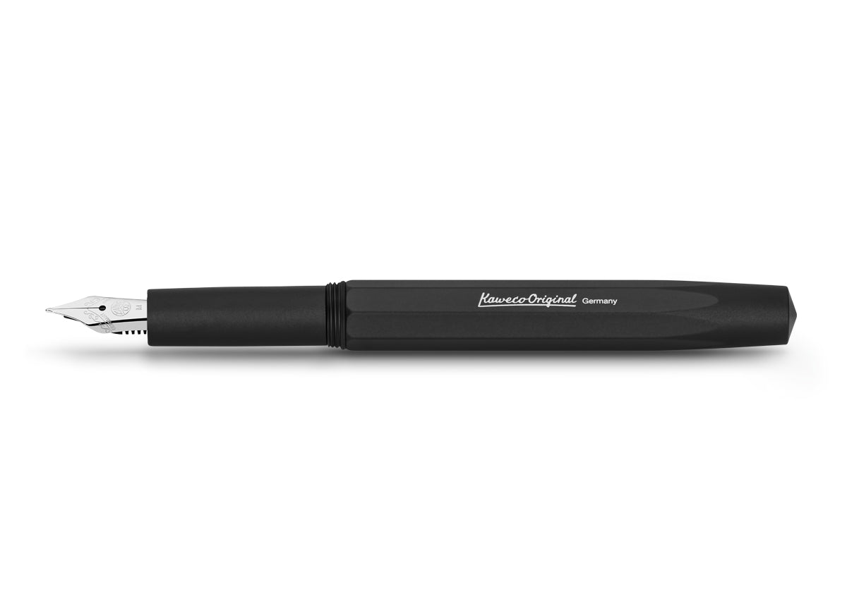 A completely new pen series, but originally Kaweco: The new Kaweco Original impresses with its elegant lines and distinctive design. Especially the matte look of the surface creates great exclusivity. The minimalist design of the writing instruments harmonises wonderfully with the solid aluminium body, the chrome-plated elements and highly scratch-resistant anodisation.
While the basic shape was based on writing instruments from the late 50s, the octagonal shape breathes the typical Kaweco product DNA into