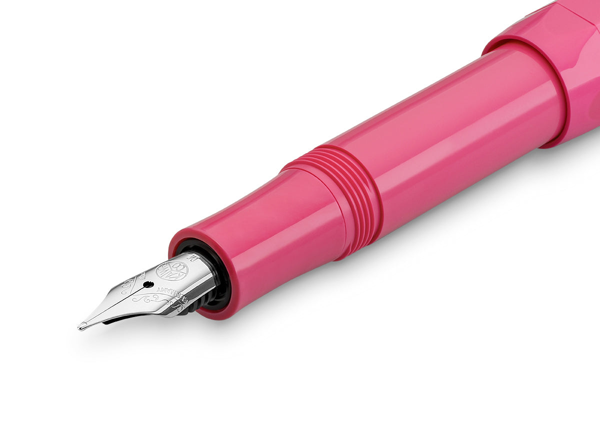 On Wednesdays, we write Pink.
The Kaweco SKYLINE SPORT fountain pen in pink is making its long-awaited comeback. The vibrant color is inspired by cotton candy clouds on the horizon at sunset and immediately creates good vibes.
Pretty in Pink
Today, the Kaweco Sport is also available as a contemporary Skyline series. The pens are finished with silver accents, such as a high-quality name embossing and a silver metal logo on the head of the cap. In addition to the previous trendy colours, such as mint or f