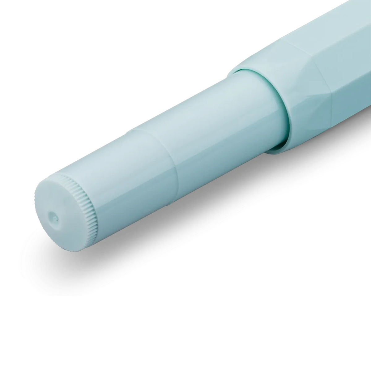 Kaweco SKYLINE SPORT Rollerball - Mint
The timeless model of the Sport series is made of high-quality plastic in fresh colours.
A refreshing eye-catcher: our fountain pen in the energetic colour mint awakens the anticipation of summer. The silver elements give the mint pen a distinctly cool appearance. An especially harmonious addition is the Kaweco leather pouch in the colour Tender Mint.
The Kaweco Sport has been around since 1911. The rollerball for the bag has a size of only 10.5 cm when closed and g
