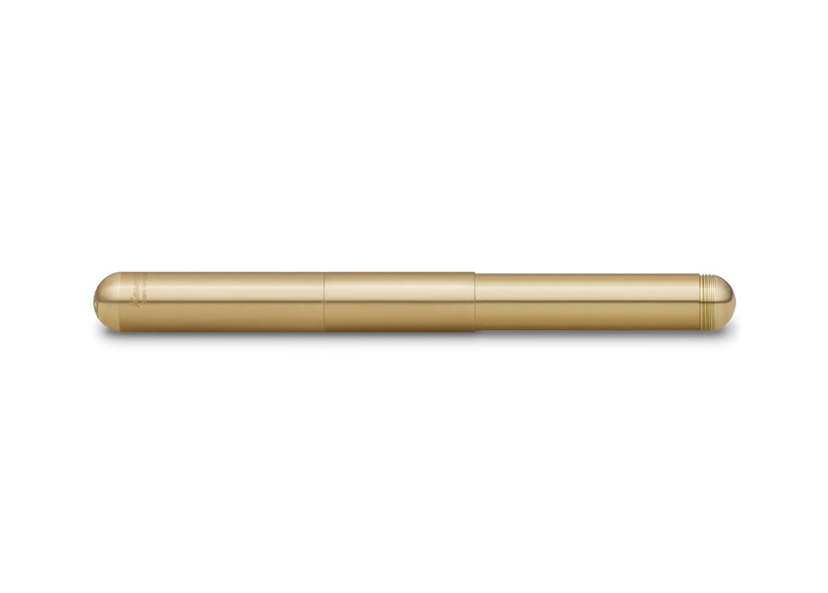 The Supra made of brass is particularly elegant and graceful due to the golden colour. The well-known Eco Brass – brass from Wieland works in Ulm – is lead-free. As usual with brass, you can notice a change during use. Over time, the pen gets its patina.
Due to the model's high weight, the writing device presses easily on the paper and promotes the writing flow. This feature allows you to write particularly long and comfortably. Besides, the Supra offers different screwing options. For