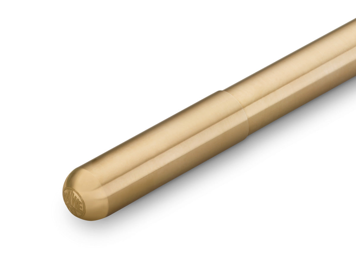 The Supra made of brass is particularly elegant and graceful due to the golden colour. The well-known Eco Brass – brass from Wieland works in Ulm – is lead-free. As usual with brass, you can notice a change during use. Over time, the pen gets its patina.
Due to the model's high weight, the writing device presses easily on the paper and promotes the writing flow. This feature allows you to write particularly long and comfortably. Besides, the Supra offers different screwing options. For