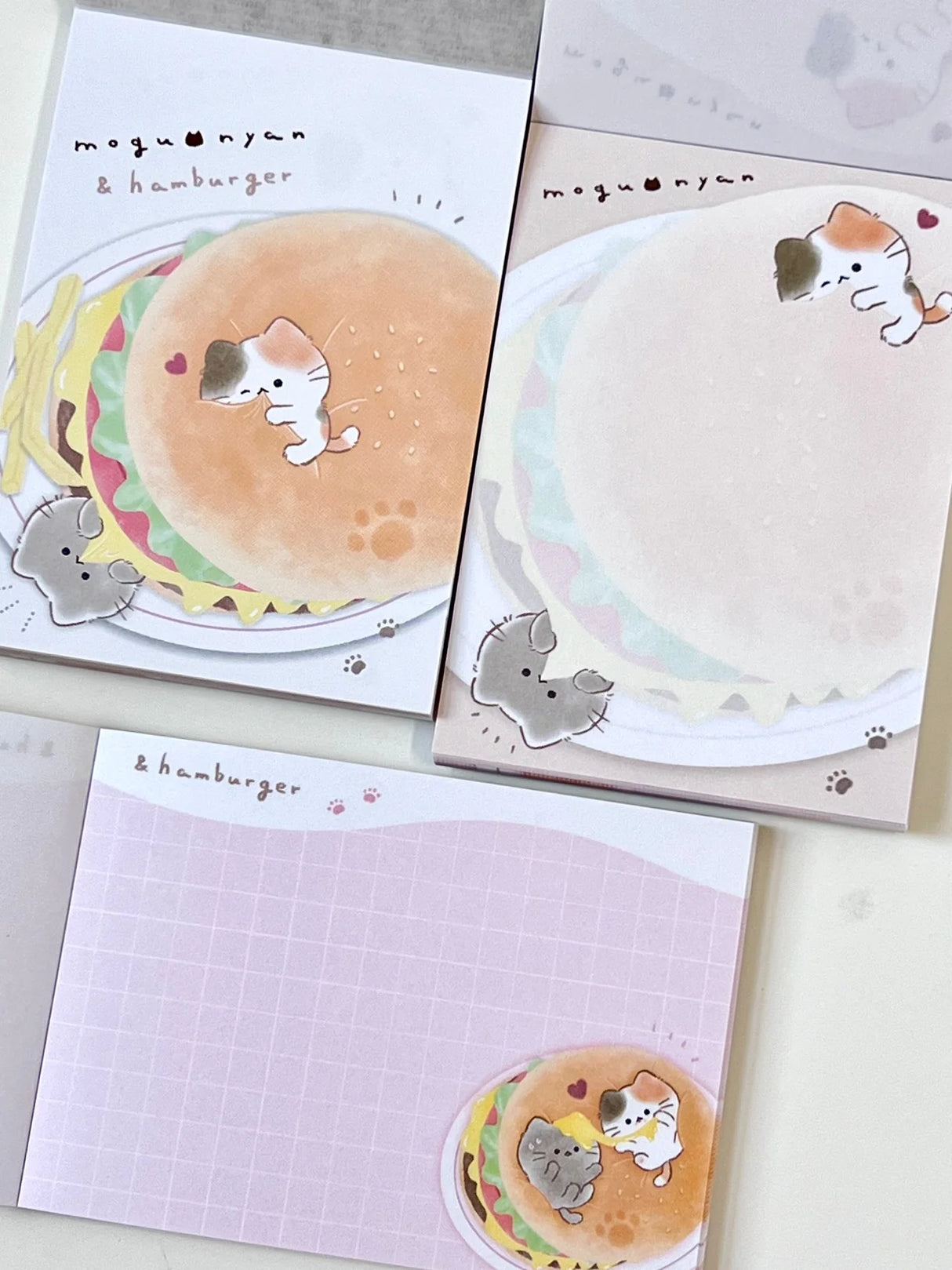 Kitty Hamburger Mini Notepad
2.5 x 3.5 inches (H88xW63xD7(mm)
2 designs x 35 sheets each (total 70 sheets)
Made in Japan