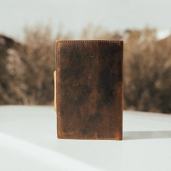Kodiak Leather Drifter Leather Journal
The Drifter Leather Journal is designed for travelers, writers, and creatives who appreciate quality craftsmanship and timeless style. Made from top-grain leather, this beautifully crafted journal features a secure snap-button closure and handmade artisan paper, making it an ideal gift for adventurers and homebodies alike.
With 210 blank pages and a refillable design, it’s perfect for capturing thoughts, sketches, or travel memories. Measuring 7” x 5” x 2.5”, the Dri