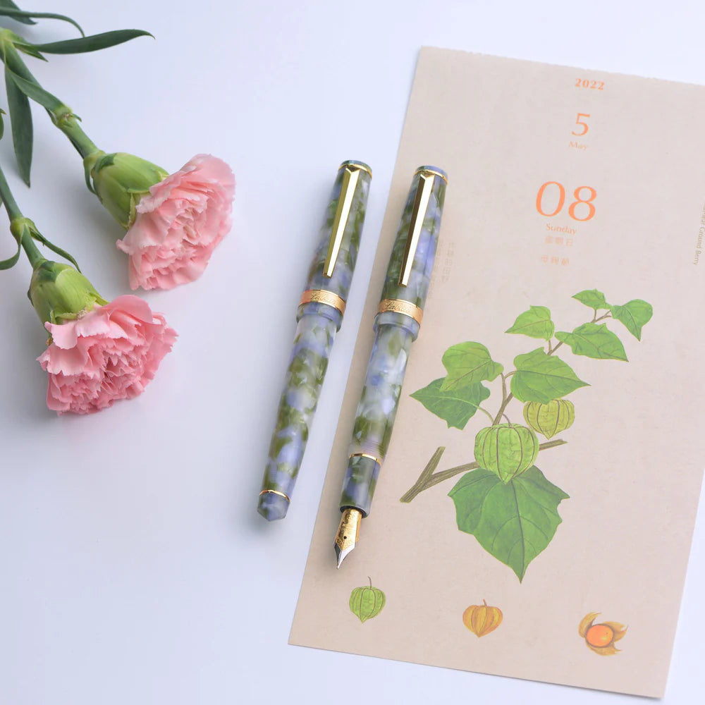 The Laban Rosa collection offers a fresh, modern look with its compact size and vivid colors. Lightweight and well-balanced, it’s the perfect choice for first-time fountain pen users. Fitted with a smooth steel nib and gold-plated trim, the Rosa brings style and ease to everyday writing.
Fresh and Fearless Spring: Lilac
Lilacs always bloom for Easter, and after Easter, the daytime gets longer. We see hope for tomorrow through the flourishing spring; it is a fresh and fearless season.
Light bluish-purple