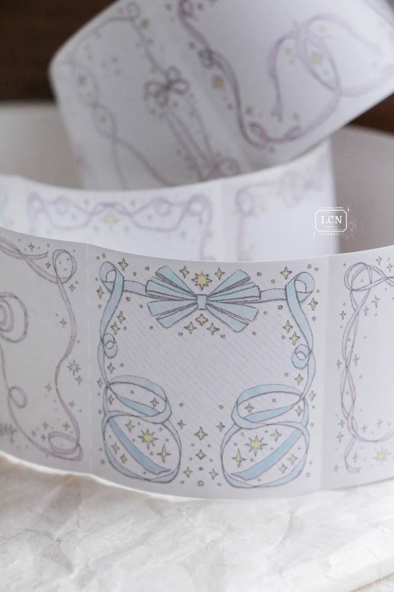 Lin Chia Ning Memo Sticker Roll - Bow Frames
A whimsical peel‑and‑stick memo roll featuring delicate bow‑themed frames.
Size: 5cm x 10M
Loop: 95 cm
Simili paper