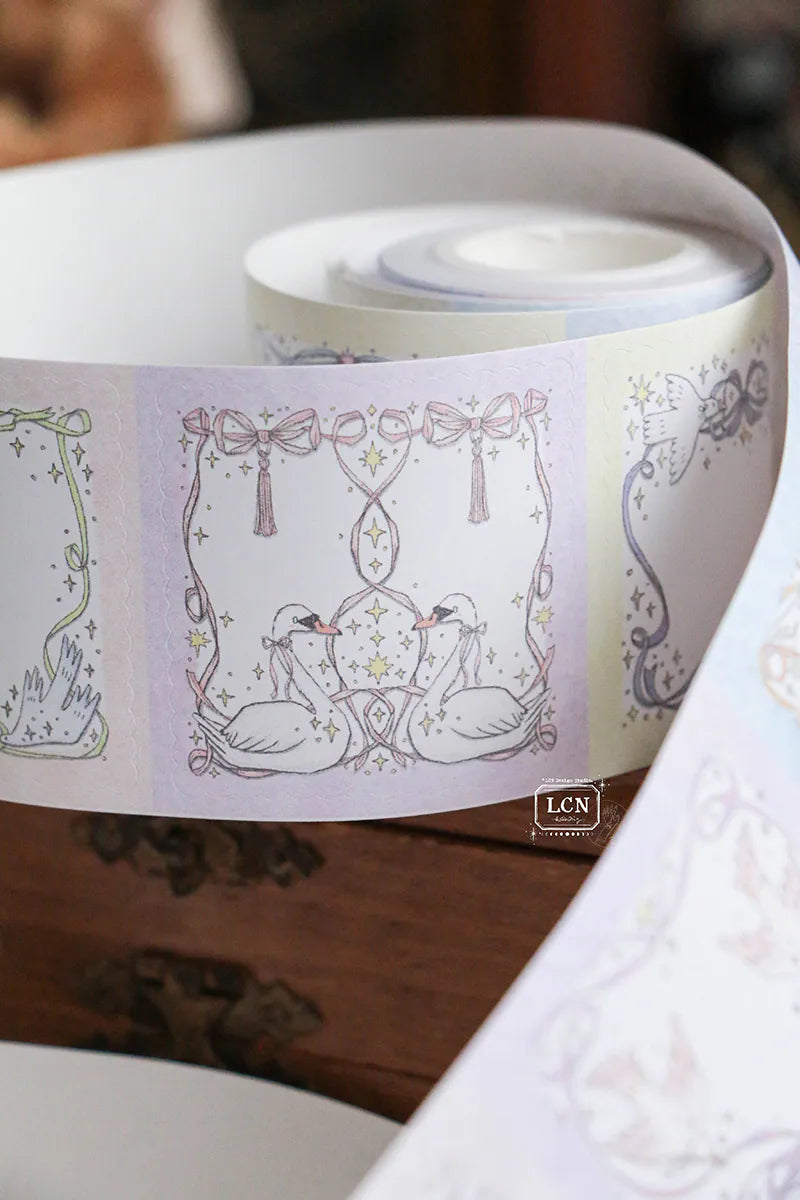 Lin Chia Ning Memo Sticker Roll - They Fly
A whimsical peel‑and‑stick memo roll featuring delicate flying creatures and bow‑themed frames.
Size: 5cm*10M
Loop: 95 cm
Simili paper
