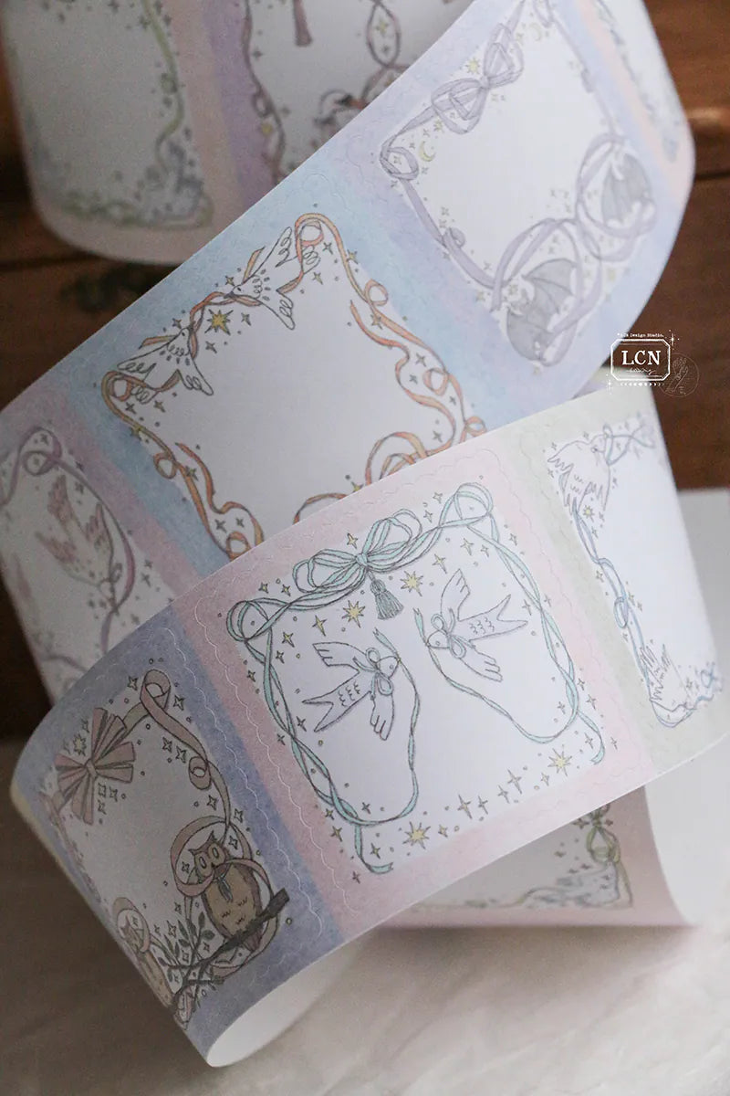 Lin Chia Ning Memo Sticker Roll - They Fly
A whimsical peel‑and‑stick memo roll featuring delicate flying creatures and bow‑themed frames.
Size: 5cm*10M
Loop: 95 cm
Simili paper