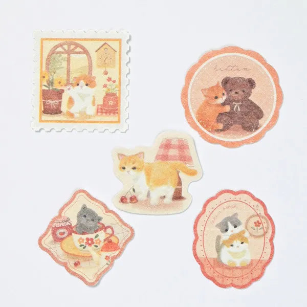 A flake seal depicting each day of the animals living leisurely.
I drew a kitten relaxing in a warm room lined with teddy bears and pots.
It can also be used to decorate seals and notebooks.