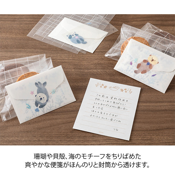 A refreshing stationery design based on blue, sprinkled with sea motifs such as coral, shells, and seaweed. On the writing side of the stationery, an otter's image is depicted floating comfortably on the sea. The adorable sea otter's sticker holding a shell or making a cute upward glance will make your cheeks soften