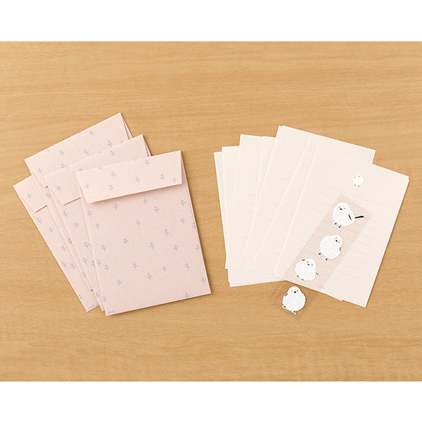 This letter set comes with a fluffy animal sticker. The letter paper is a small size that can be used like a single stroke of paper, and the envelope is conveniently sized to hold photos.
The letter has a moderate length, so it's easy to use for small thank-you letters or letters in everyday life.