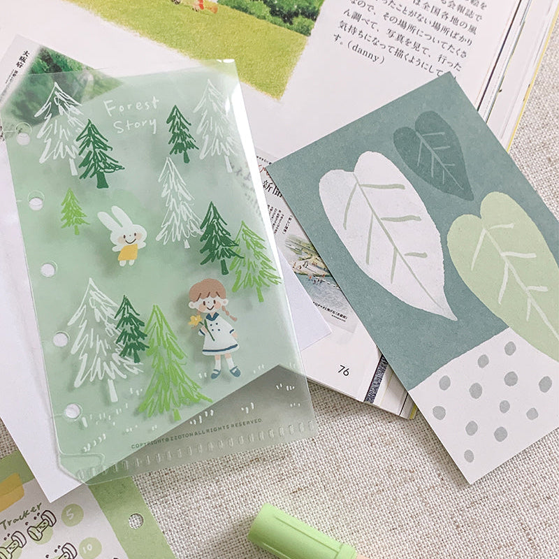 Molinta - Forest M5 Loose Leaf Storage Folder
Store all your little vinyl stickers, sticker flakes, memo sheets, and scraps used for journaling in this folder and retrieve it whenever you need conveniently in your binder!
Specifications: 67mmx110mm
Material: Cast PP