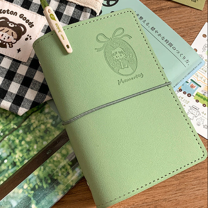 Molinta - Green A6 Six Ring Binder Cover
A compact A6 six ring binder from Molinta, designed for everyday notes, lists, and creative planning. Lightweight and easy to carry, it’s an ideal companion for quick thoughts, reminders, and daily jotting.
Specifications: 110mm x 190mm
Sanded PU Leather, soft feel, durable and resistant
Inserts not included
