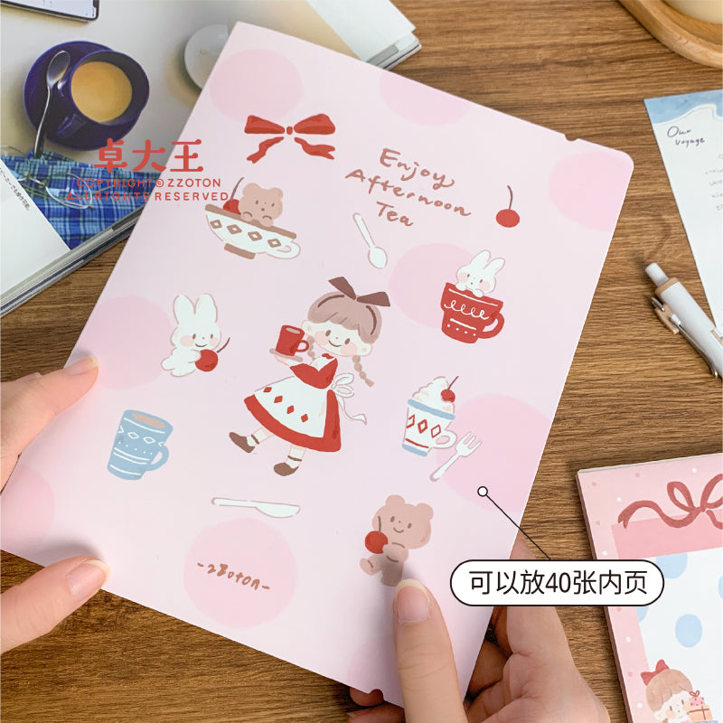 Molinta A5 Organizing Binder - Afternoon Tea
Designed in a six‑ring format, this binder is perfect for organizing ephemera, sticker sheets, journaling inserts, and creative plans. This A5 binder, gives you plenty of room to store larger pages, decorative layouts, and all the bits and pieces that make your journaling uniquely yours. Whether you're building sticker albums, creating themed spreads, or keeping your notes tidy, this binder offers a beautiful and functional way to keep everything in one pla