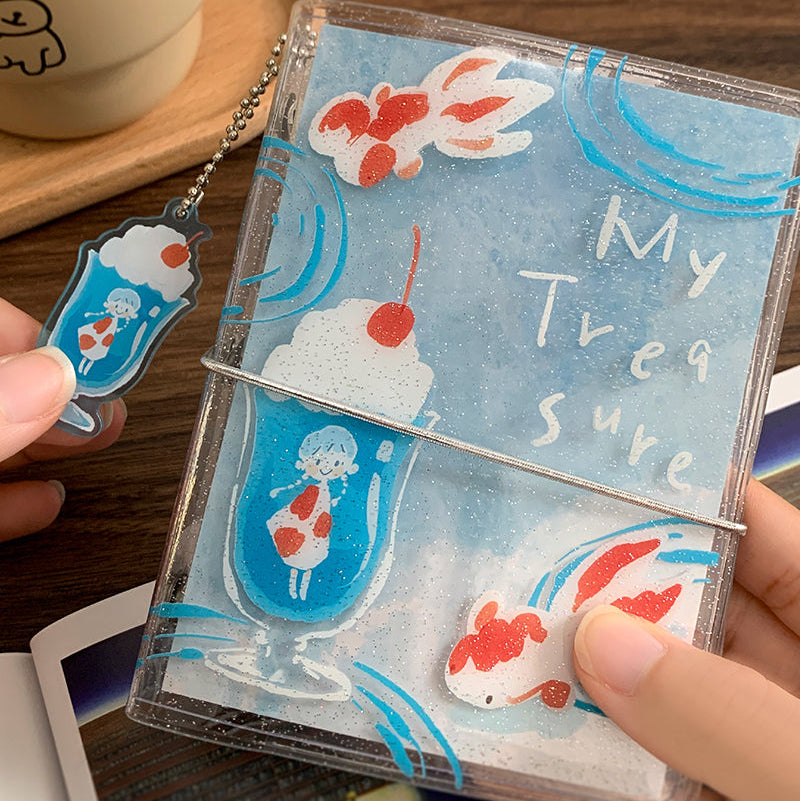Molinta Binder - Goldfish Soda
Designed in a compact six‑ring format, this binder is perfect for organizing ephemera, sticker sheets, journaling inserts, and creative plans. Lightweight and easy to carry, this binder slips effortlessly into bags, totes, or your desk setup.
Specifications:
M5: 95mm x 128mm, 5 rings
A7: 102mm x 153mm, 6 rings
Includes soda keychain and elastic closure band.
Inserts not included