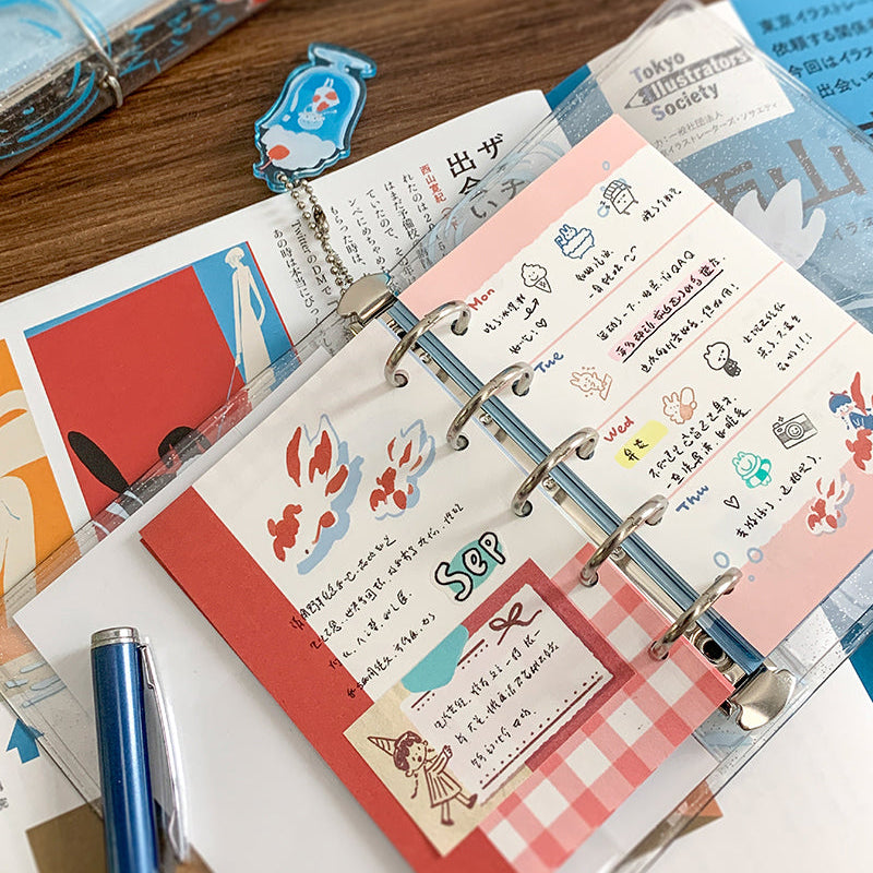 Molinta Binder - Goldfish Soda
Designed in a compact six‑ring format, this binder is perfect for organizing ephemera, sticker sheets, journaling inserts, and creative plans. Lightweight and easy to carry, this binder slips effortlessly into bags, totes, or your desk setup.
Specifications:
M5: 95mm x 128mm, 5 rings
A7: 102mm x 153mm, 6 rings
Includes soda keychain and elastic closure band.
Inserts not included