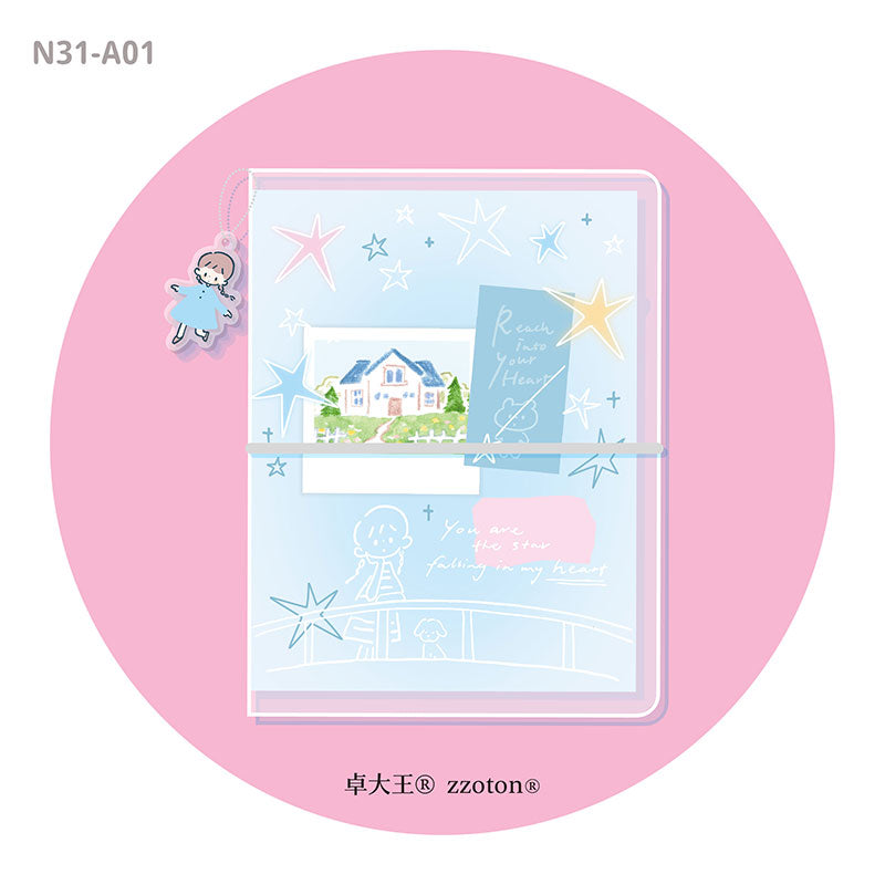 Molinta Binder - Stargazing
Dreamy, compact, and perfect for everyday planning — the Stargazing Binder brings a soft celestial charm to your stationery setup. Covered in glitter, this binder sparkles with every movement, making it a standout piece in any stationery collection. An elastic closure keeps your pages snug and secure, while the adorable girl keychain adds a sweet, whimsical touch that completes the look.
This binder is built in the M5 size, making it wonderfully portable — easy to slip into bag