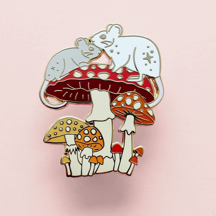 Pin de esmalte con forma de ratón hongo: colección otoño-otoño