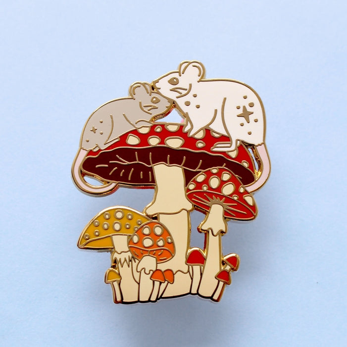 Pin de esmalte con forma de ratón hongo: colección otoño-otoño