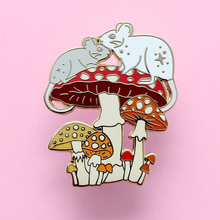 Pin de esmalte con forma de ratón hongo: colección otoño-otoño