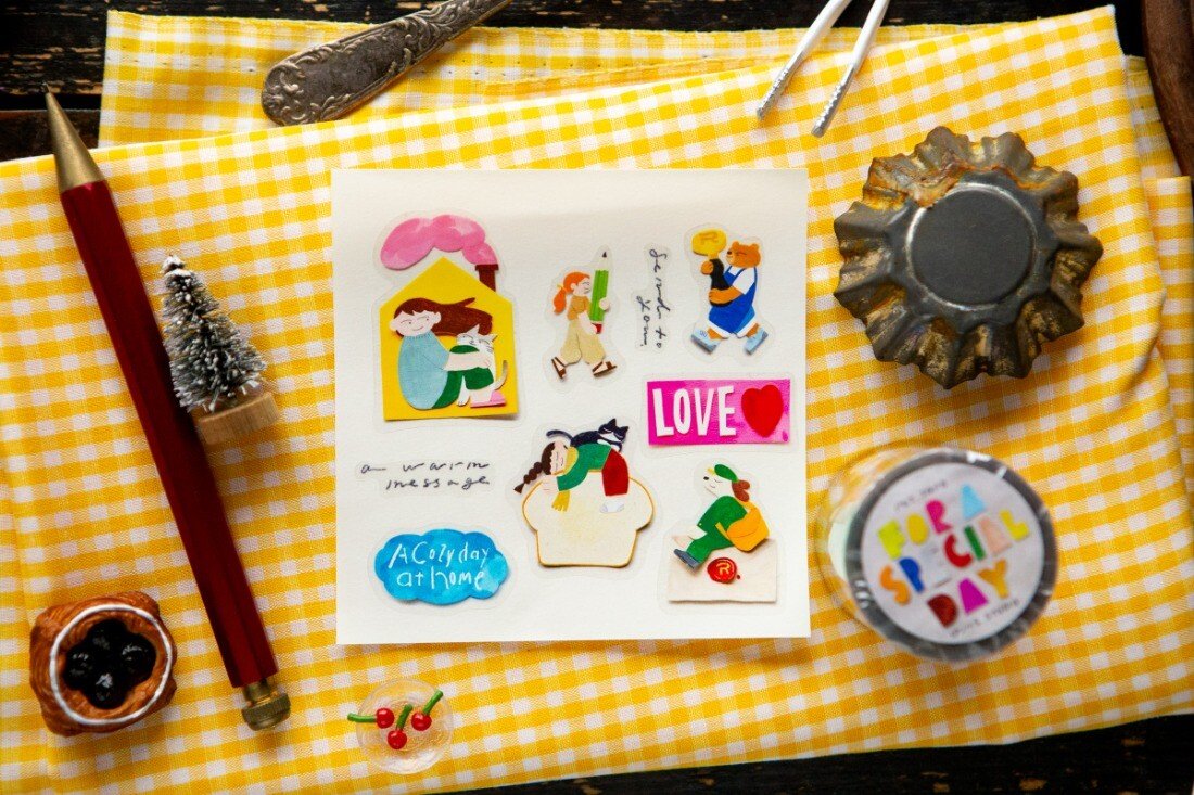Every special day is made from small, ordinary moments.
Writing a letter, brewing a cup of tea,
a warm little phrase, or an afternoon spent doing nothing—
each one becomes a tiny mark that makes the day feel different.
