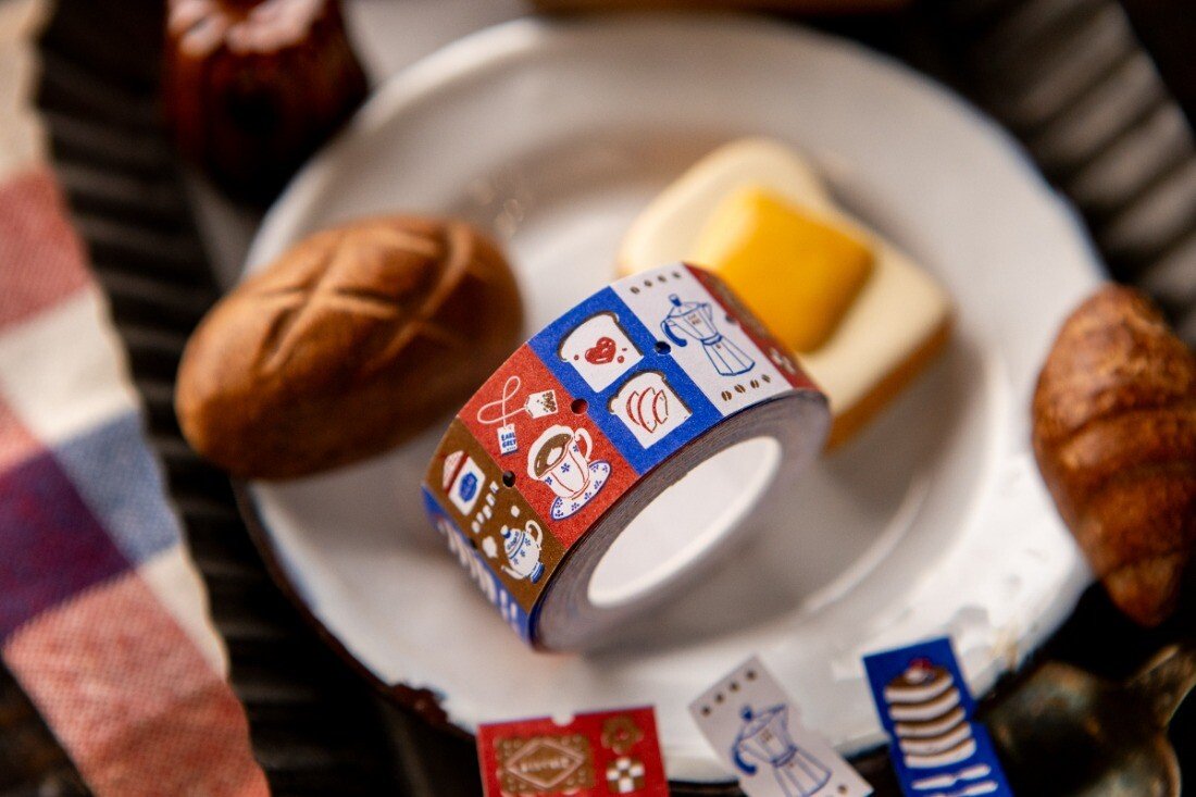 An assortment of stickers with drinks and sweets that pair well together to bring a cozy atmosphere anywhere you place them.
- Label Size 21.5 x 12 mm
- 6 Designs, approx. 500 labels per roll